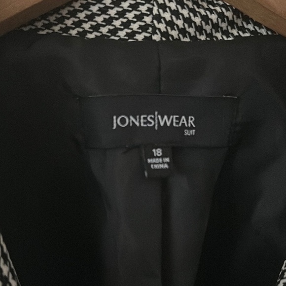Like new! Jones Wear Black and White Blazer with Notched Lapel sz 18 - Picture 8 of 13